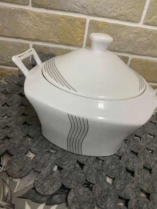 Уникален супник за сервиране на течна храна.