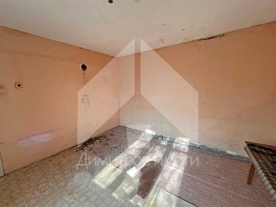 Продава се тухлена къща в гр. Плиска с двор 1200 кв.м. и КЛАДЕНЕЦ.