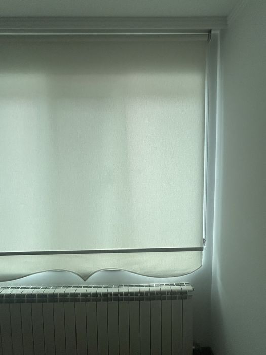 Две хоризонтални щори за прозорци