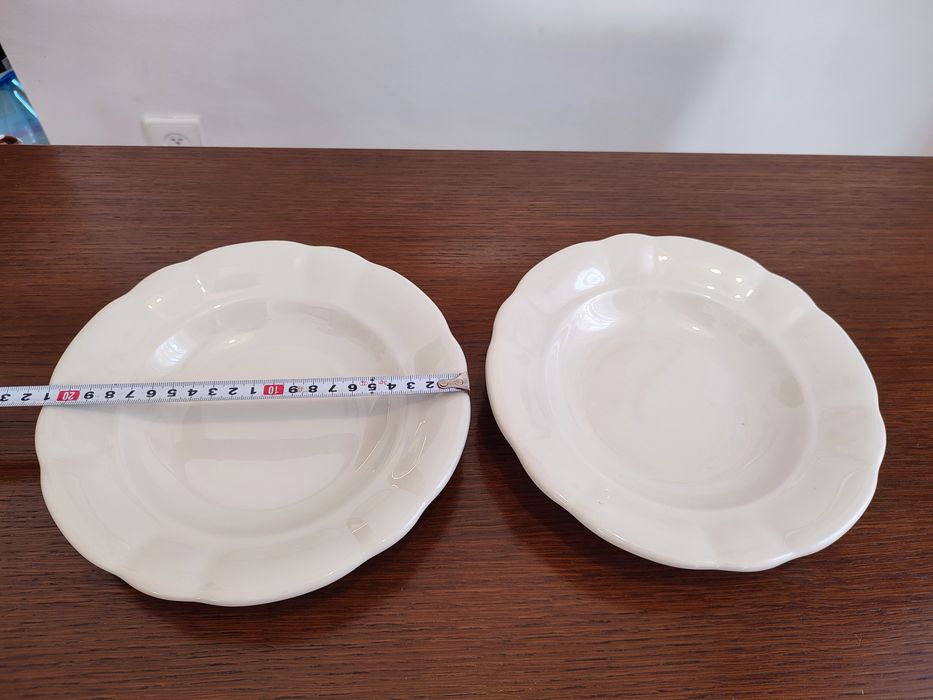 Порцеланови чинии и съдове