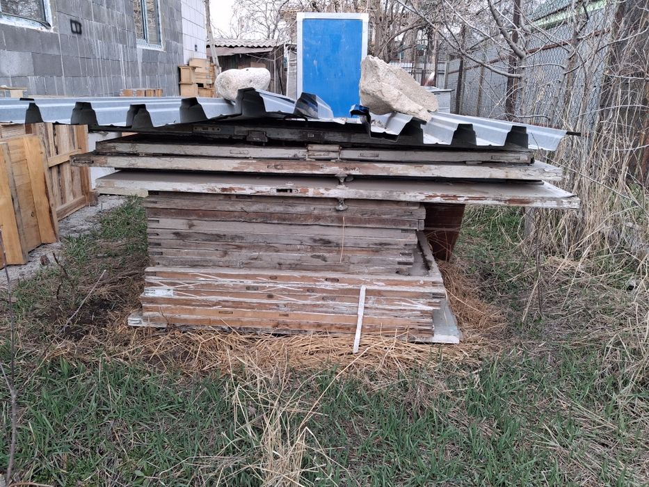 деревянные двери и окна со стеклами