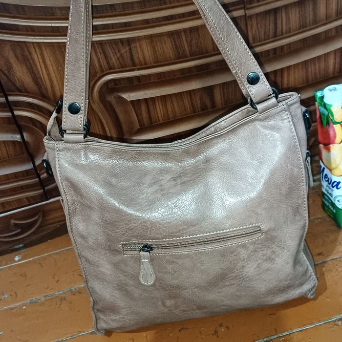 Сумкалар новый, базарда 200-180мың сум. Бизде 100мың сум