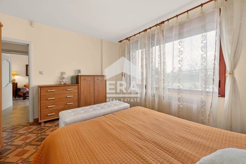 Ексклузивна, двуетажна, обзаведена къща за продажба, с голям двор, гар