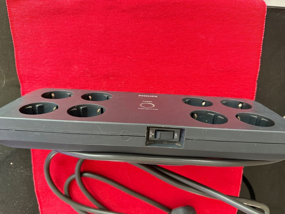 Prelungitor PHILIPS, 3 m cu 8 prize, protecție la supratensiune