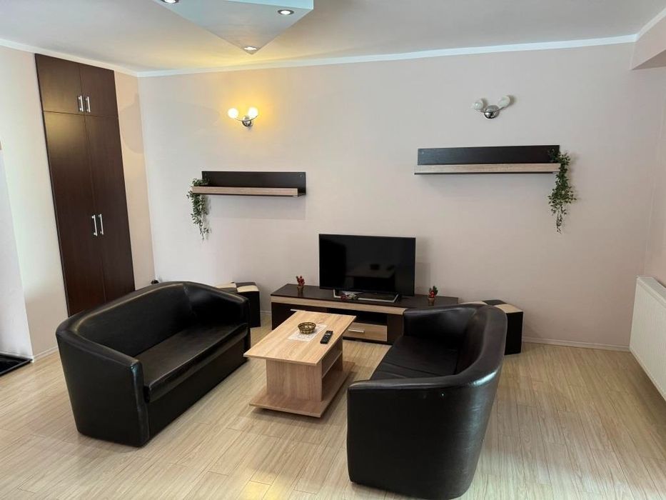 Închiriez apartament cu trei camere