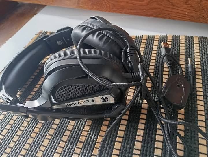 Căști gaming cu fir și microfon