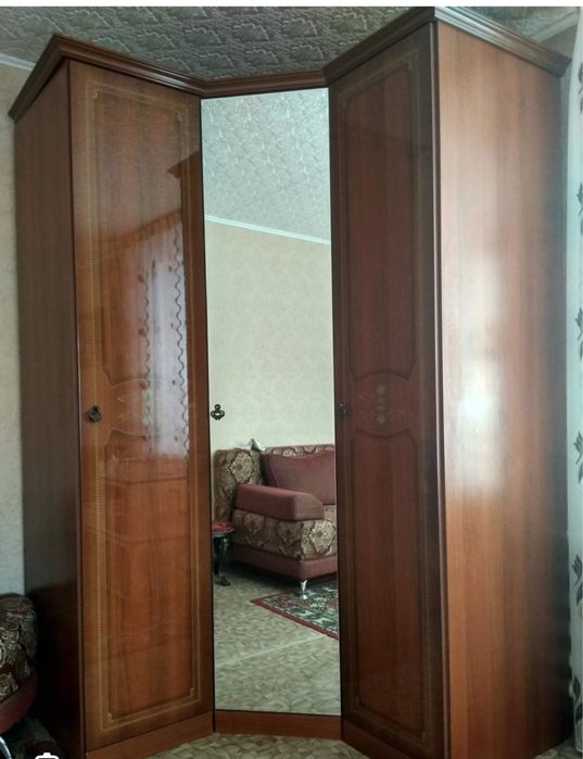 Шкаф трехдверный