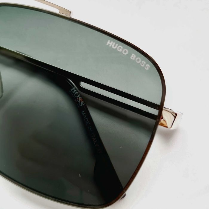 Солнцезащитные очки Hugo Boss.