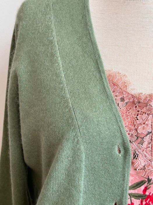 Мека кашмирена блуза в разкошен зелен цвят