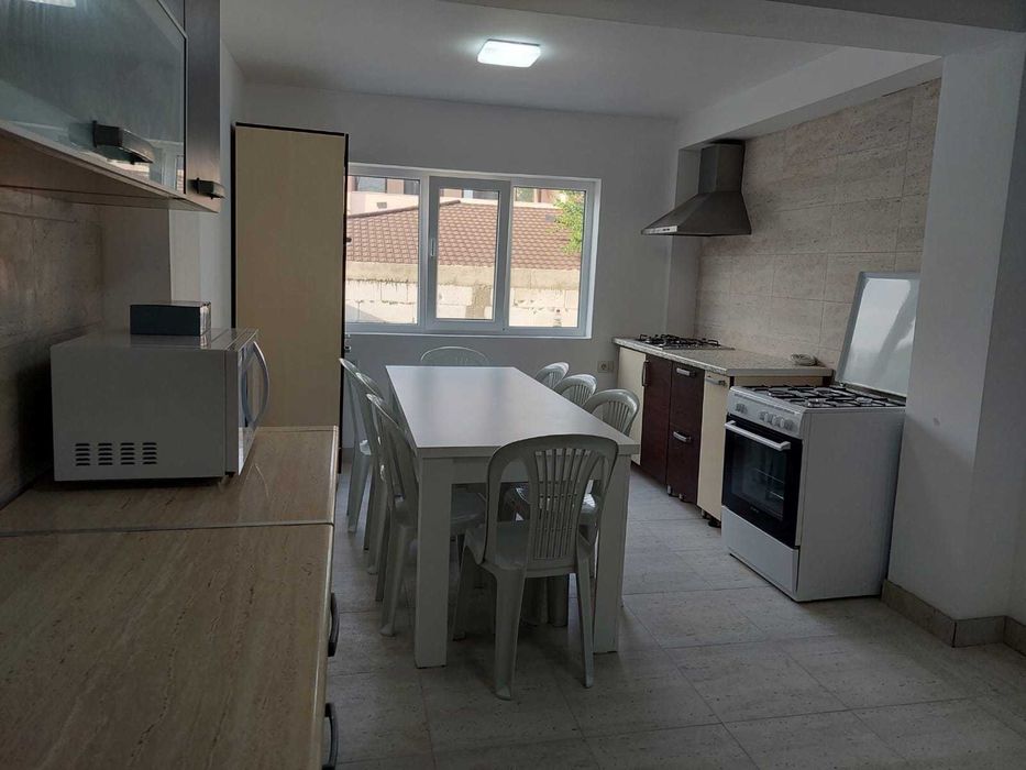 Camere la curte de inchiriat