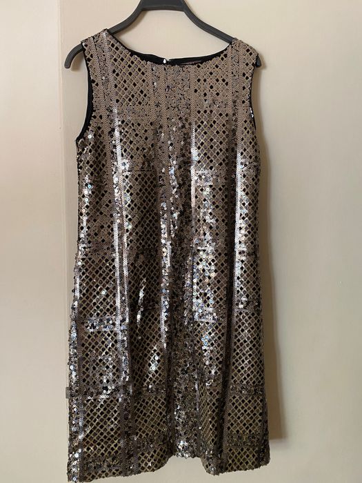 Продавам рокля с шити пайети