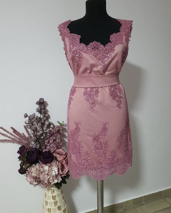 Rochie pentru ocazii speciale din dantela brodata, cu cordon propriu