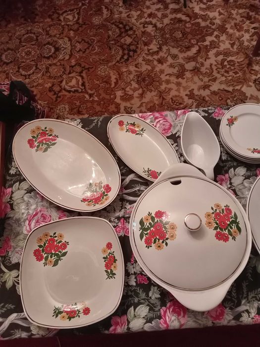 Столовый набор тарелок