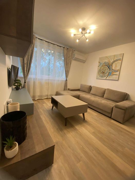 Închiriez apartament  2 camere