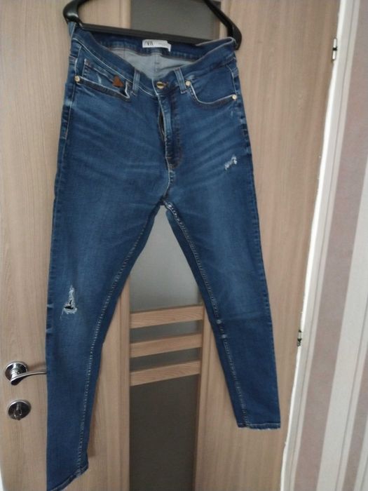 vand blugi de dama, rupti, de la Zara, mar. 42