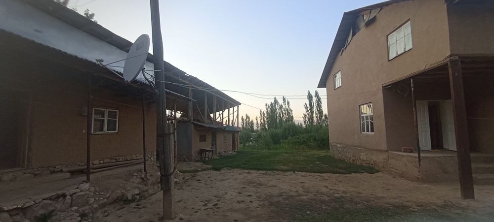 Uy sotiladi Chimyonda yaxshi joyda joylashkan