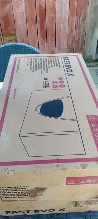 Instant apa calda 11 L pe minut ARISTON
