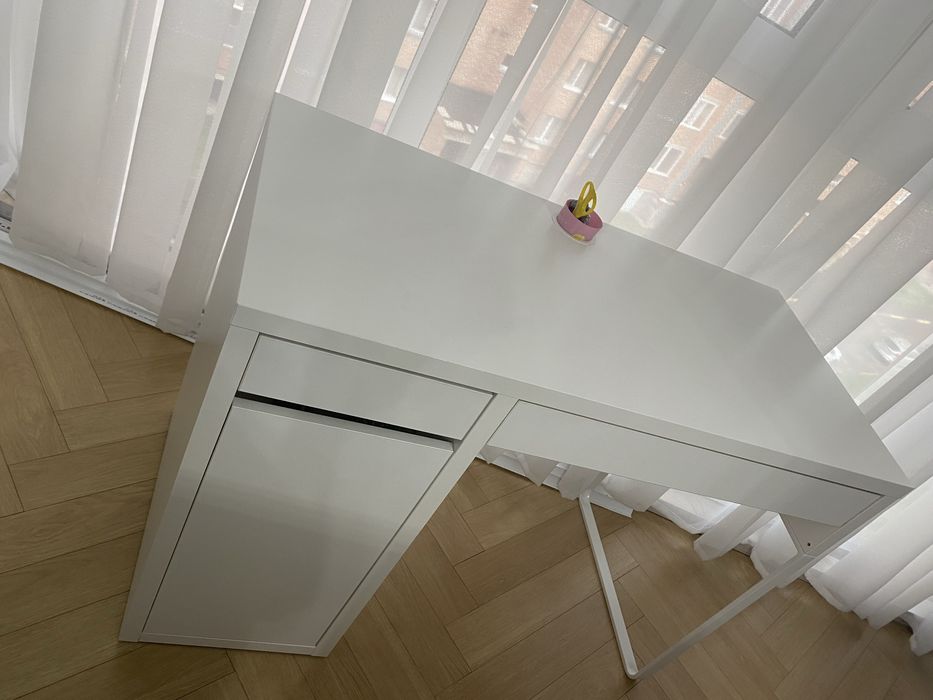 Продам писменный стол Микке от ИКЕА