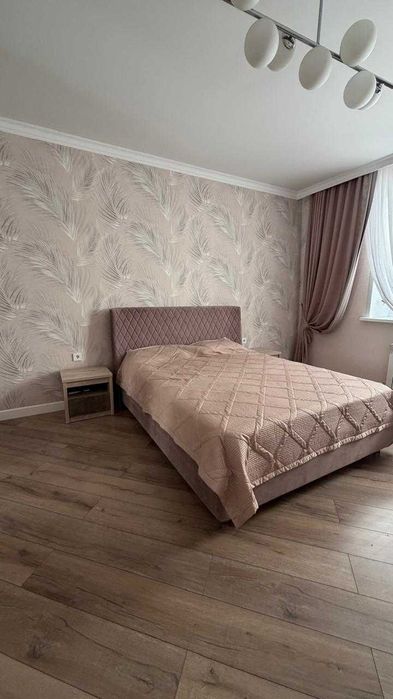 Продам двуспальную кровать с матрасом!