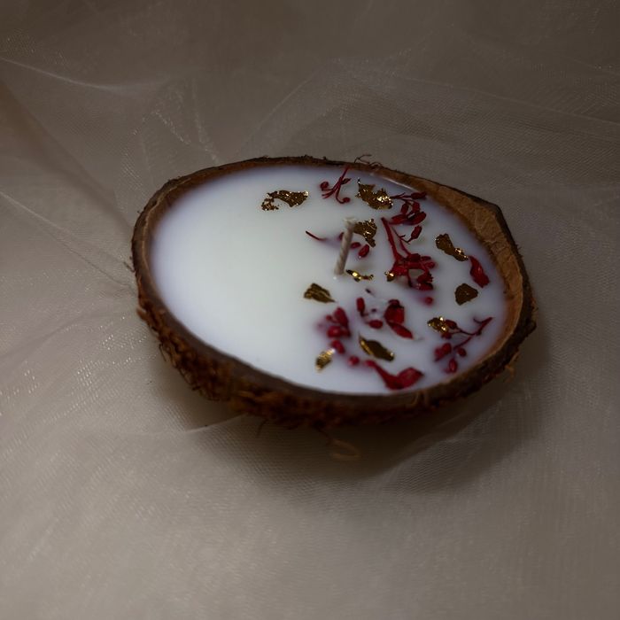 Lumânare parfumată în coajă de nucă de cocos