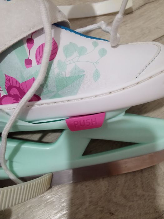 Коньки регулируются