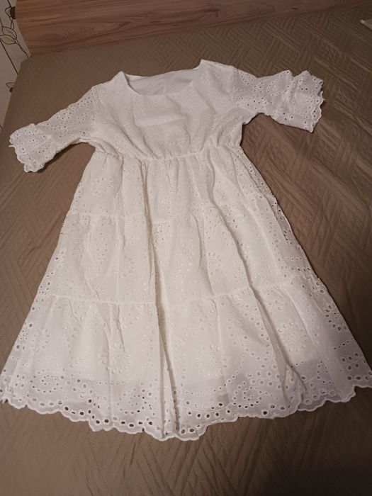 Бяла рокля с подплата