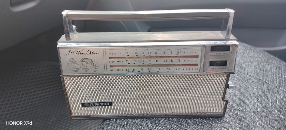 Продаю радиоприёмник SANYO.