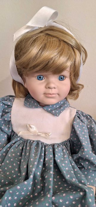 Порцеланова колекционерска кукла