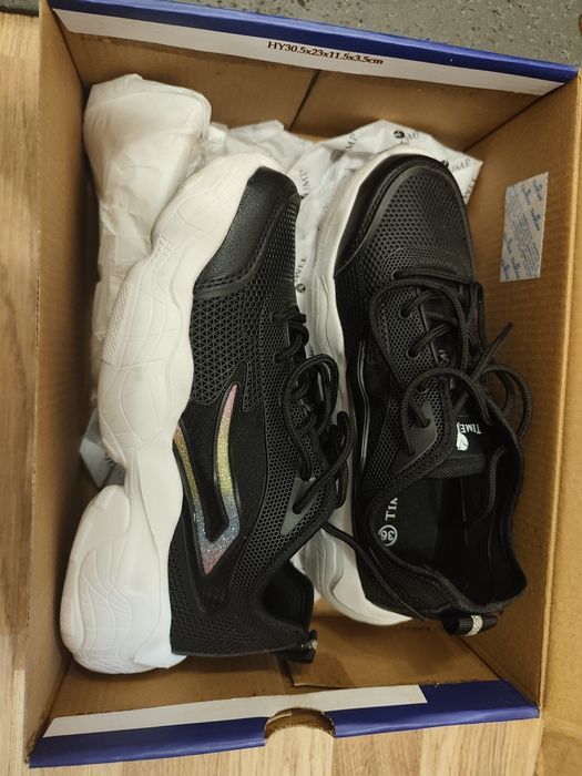 Продам кроссовки новые