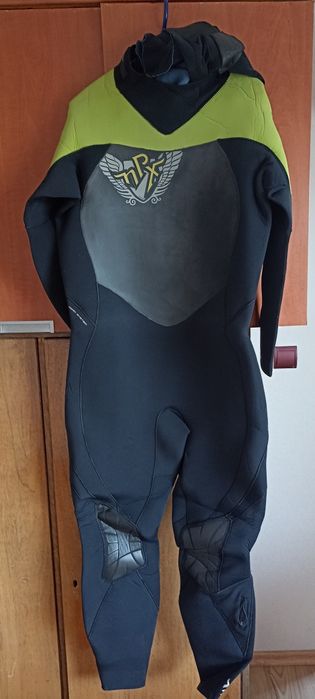 Неопренов костюм за сърф