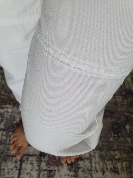 Стильные белые джинсы