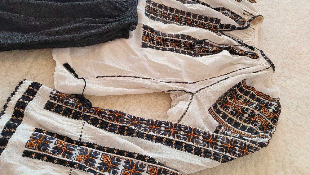 Costum popular cusut manual