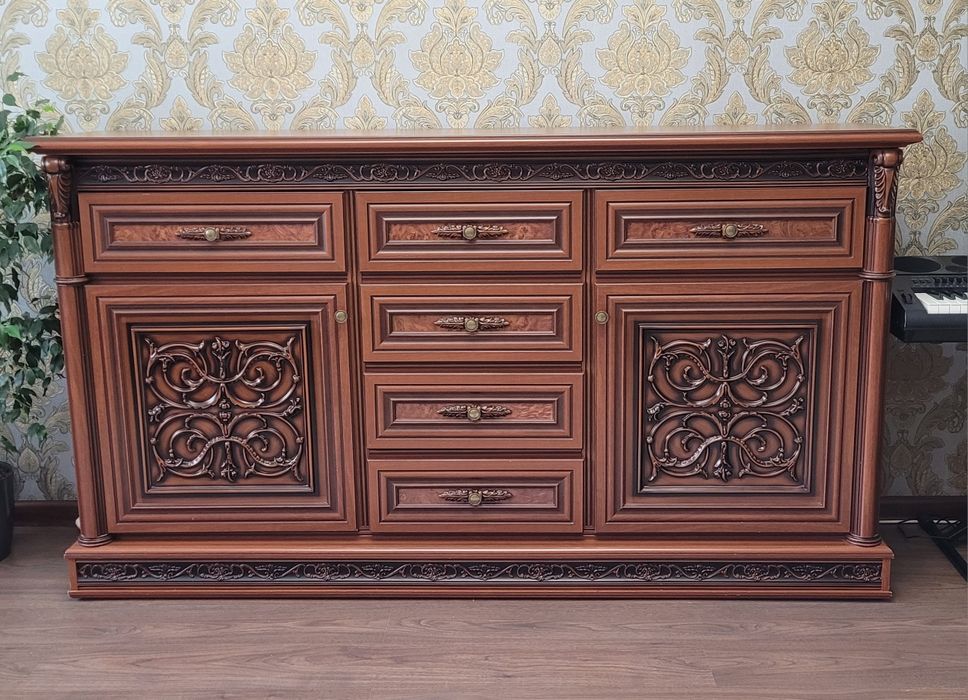 Продам комод в гостиную.