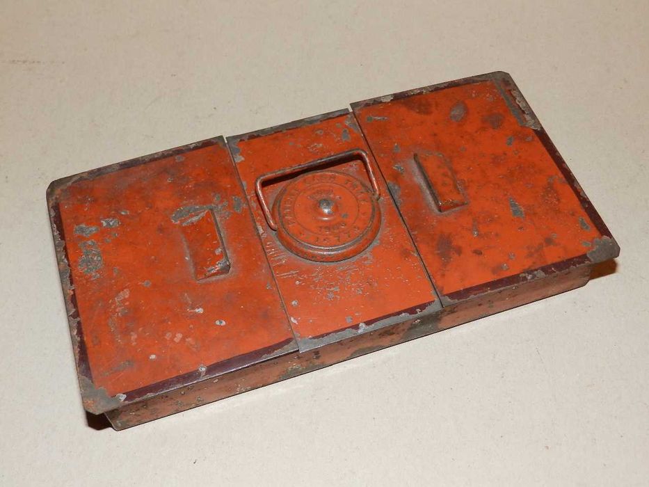 Стари предмети на различни цени, кутия, пагони, шише