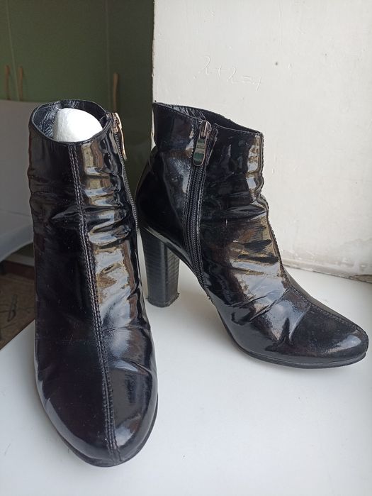 Лакированные ботильоны