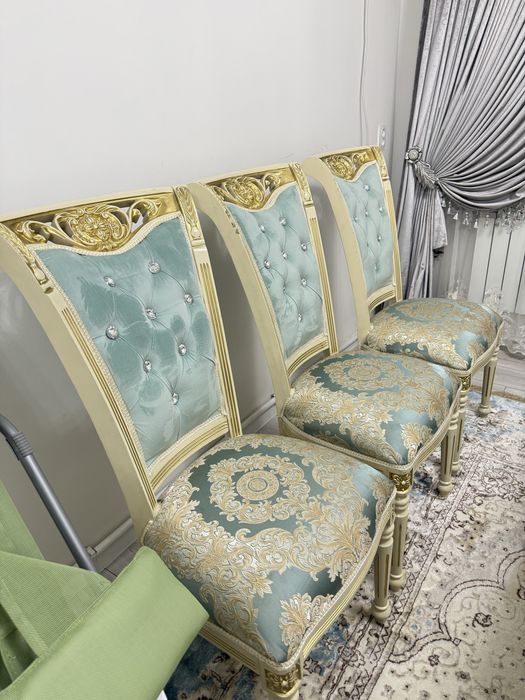 Стол со стульями