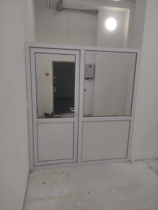 Пластиковые двери витражи перегородки