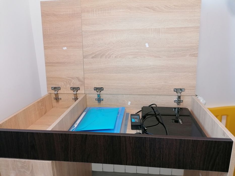 Бюро с повдигащ плот