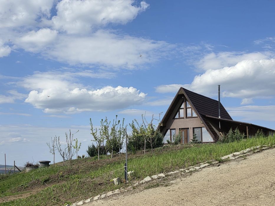 Teren de 1000mp , casa de lemn A-Frame cu exterior finisat, interior in curs de finisare, Chicerea