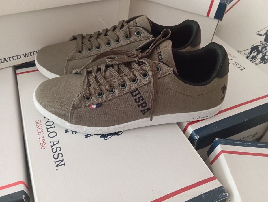 Продается мужское кроссовки