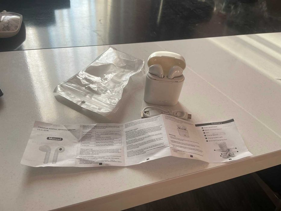 Bluetooth слушалки в бял цвят