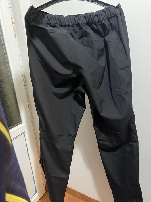 Pantaloni de munte impermeabili