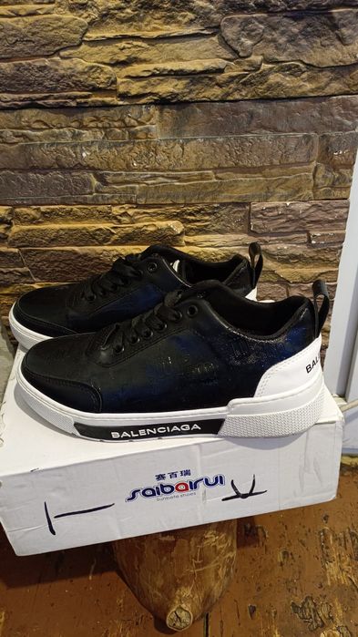 Продаются кроссовки