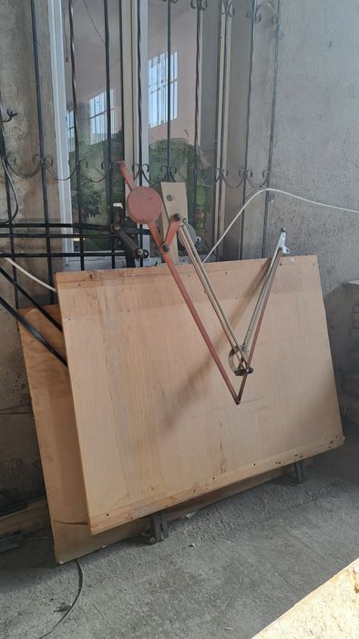 Продам чертёжный стол .