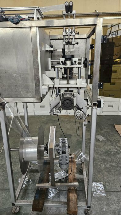 Автоматична машина за вертикално поставяне на термо етикет.