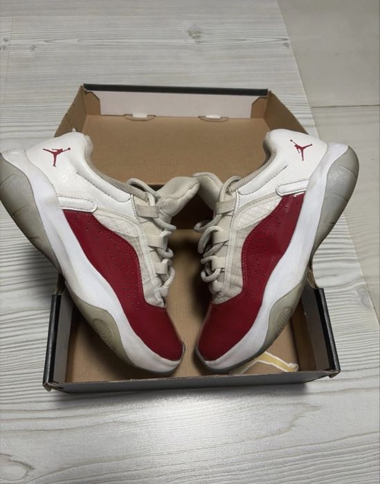 Jordan 11 rosii originali