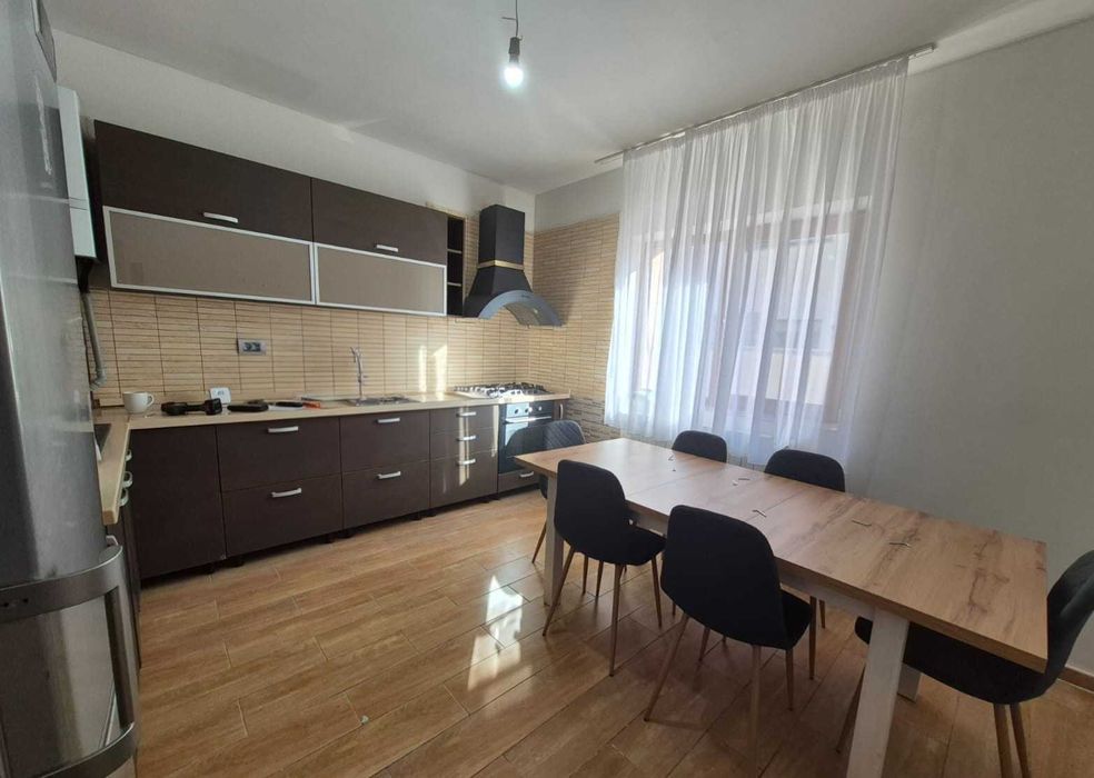 Proprietar - Vila cu 6 camere, 200 mp,3 bai,pretabila orice activitate