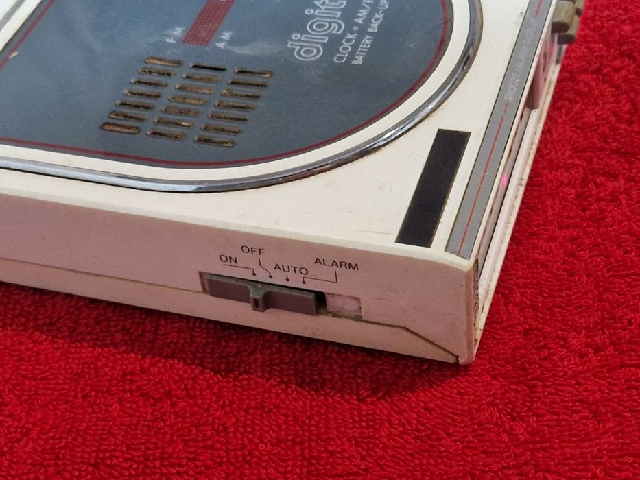 Radio cu afișaj digital  defect