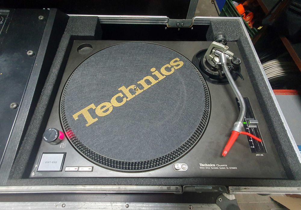 sistem DJ cu platane Technics și mixer