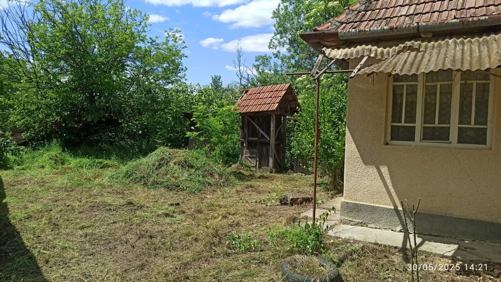 Teren intravilan cu casa bătrâneasca si utilități